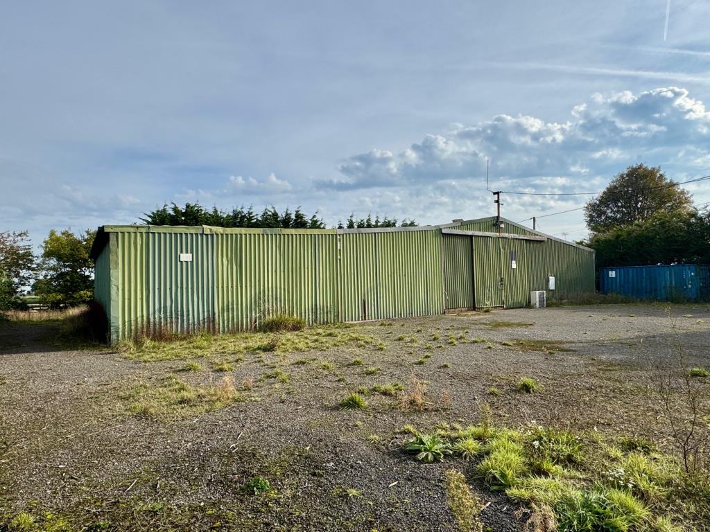 Lot: 112 - DETACHED BARN ON HALF AN ACRE WITH POTENTIAL - Barn
